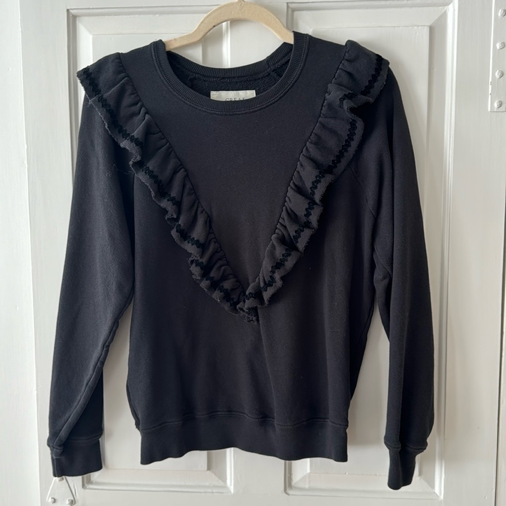The GREAT. Shrunken Ruffle Sweatshirt in Washed Black. Size 2